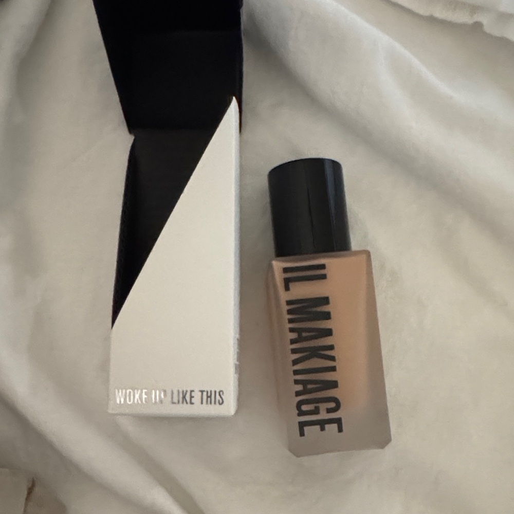 IL MAKIAGE Flawless Base Foundation Box - Black with White Text - Picture 3 of 6